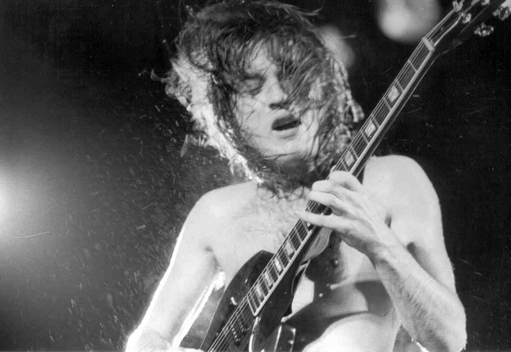 ac-dc-01-79-angus-young-foto-jeanschoubs.jpg