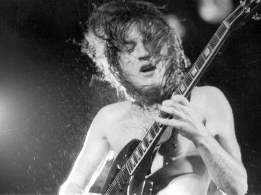 ac-dc-01-79-angus-young-foto-jeanschoubs.jpg